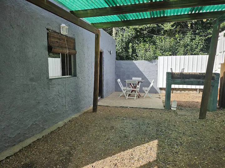 Patio exterior del monoambiente para cuatro personas