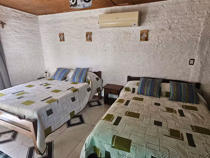 Interior del monoambiente de Squania para cuatro personas