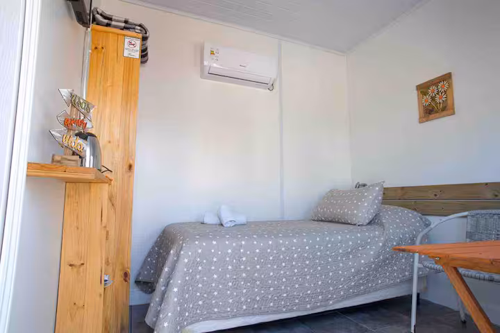 Suite individual de Squania con una cama y luz natural