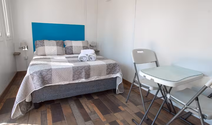 Suite de Squania con cama doble y cabecera azul